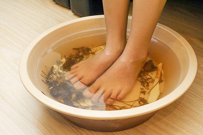 Ngâm chân nước nóng