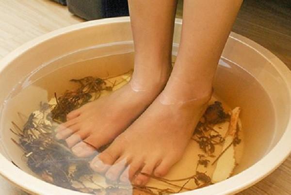 Ngâm chân trước khi đi ngủ
