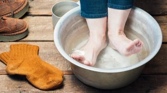 Làm bắp chân nhỏ lại bằng cách ngâm chân nước ấm