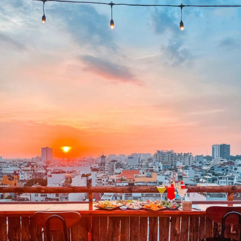 Ngắm hoàng hôn trên sân thượng