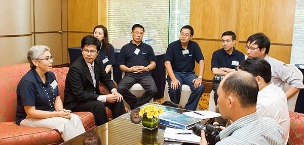 Phiên dịch viên, cầu nối giữa hai bên
