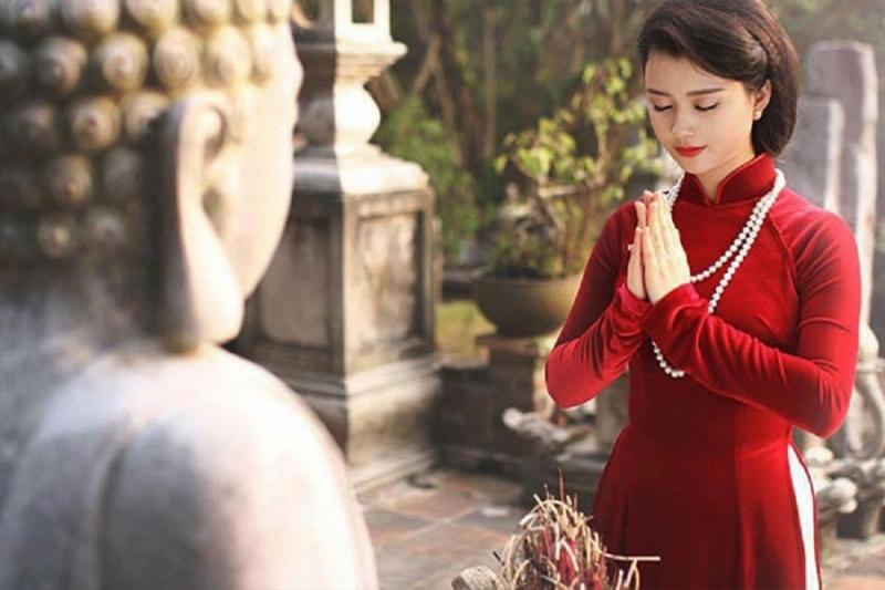 Hòa trong không khí sum họp, vui tươi của mùa xuân là niềm hân hoan, hạnh phúc lứa đôi của những mối lương duyên cầu được