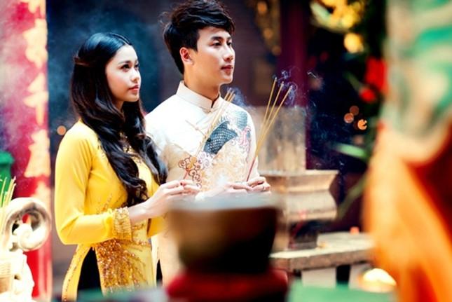 Đôi trẻ đi lễ chùa đầu năm.