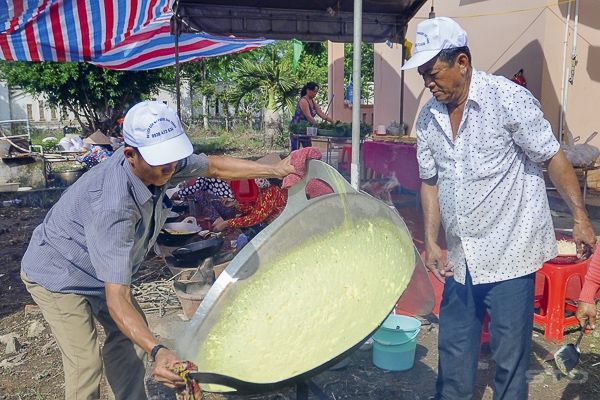 Đầu bếp đang đổ (tráng) chiếc bánh xèo khổng lồ