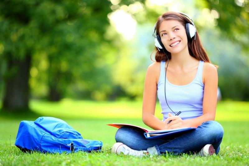 Luyện nghe bất cứ nguồn tin tức gì khi bạn có cơ hội