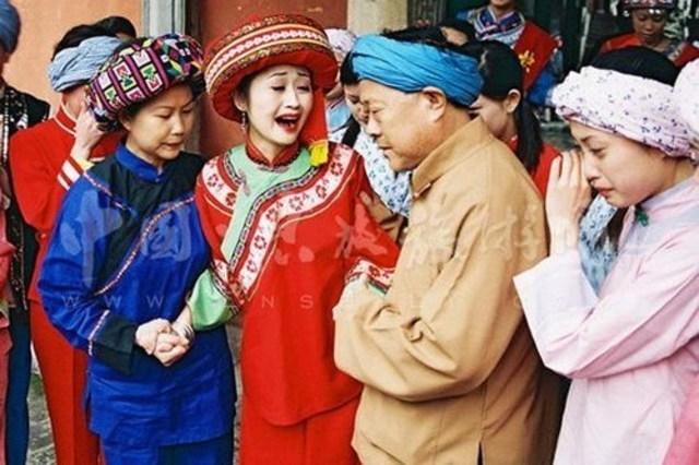 Tiếng khóc được người dân Tujia quan niệm rằng đó là cách thể hiện niềm vui và tình yêu sâu sắc