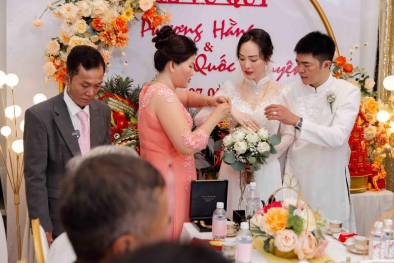 Nghi lễ trao quà cho cô dâu trong đám hỏi