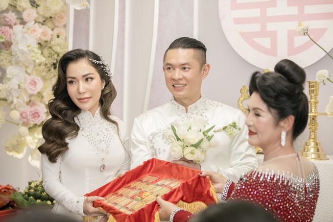 Nghi lễ trao quà cho cô dâu trong đám hỏi