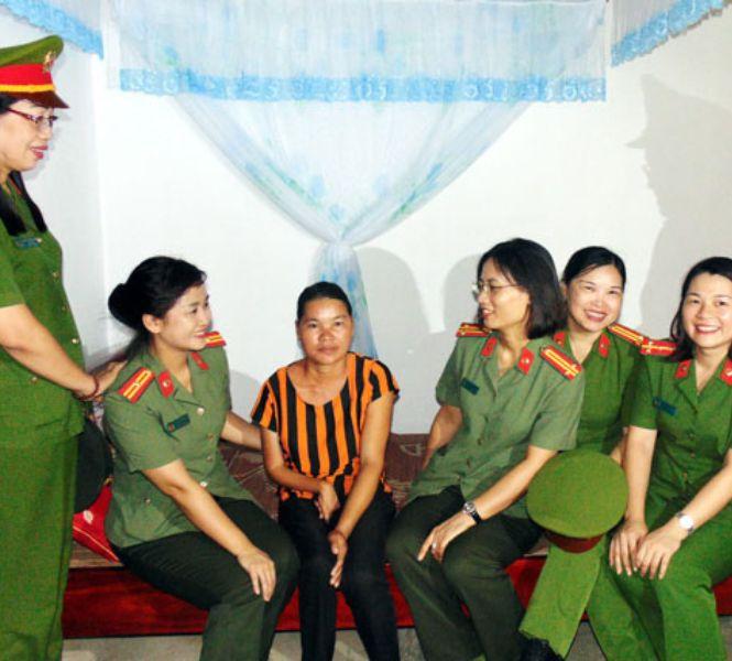 Hình ảnh các nữ cảnh sát đến thăm người dân