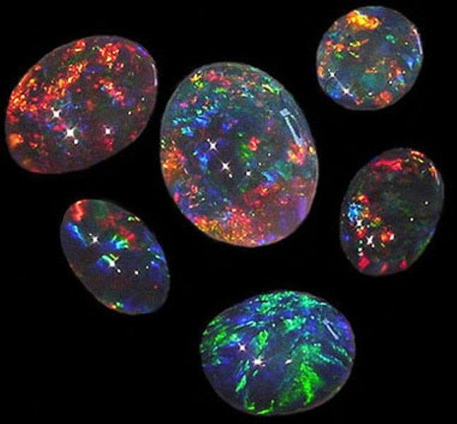 Ngọc Opal đen