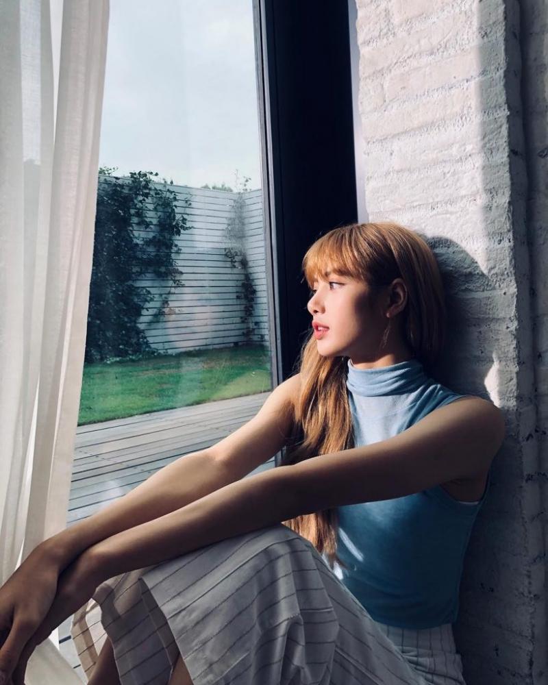 Ngồi lên cao sẽ giúp bạn có những tấm hình rất nghệ thuật, đầy chất suy tư