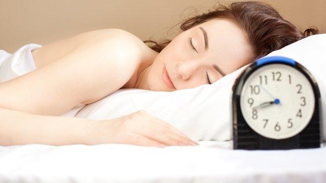 Nên đặt báo thức để có giấc ngủ hợp lí