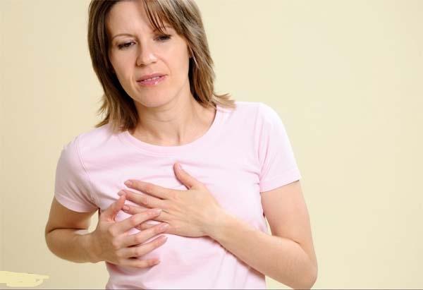 Ngực đau, rỉ nước là dấu hiệu bệnh