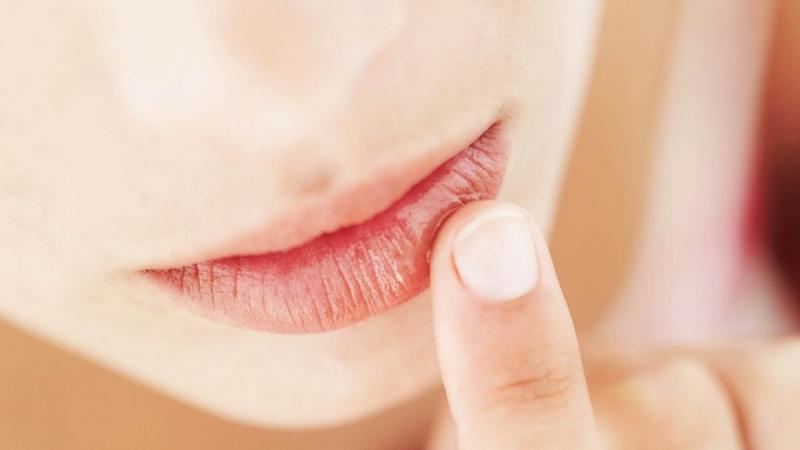 Nên bỏ thói quen liếm môi