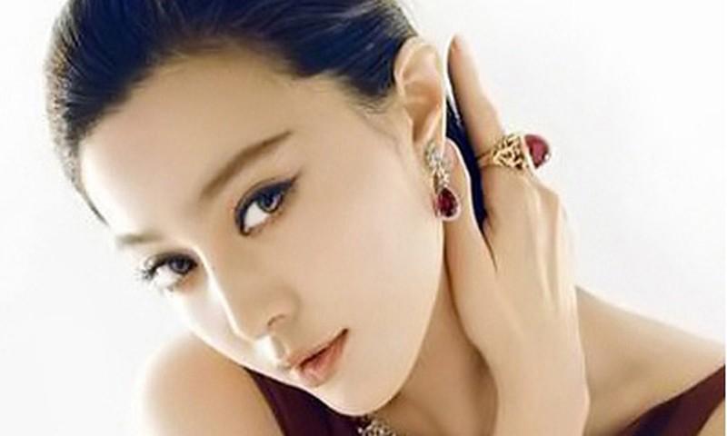 Người có tai cao hơn so với lông mày