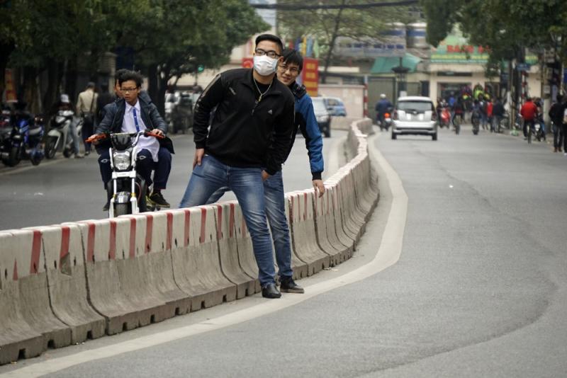 Người đi bộ sang đường sai quy định