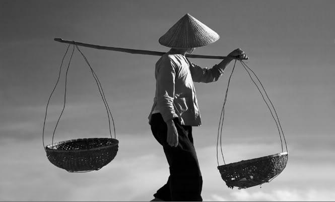 Hình ảnh của những bà Mẹ Việt Nam lam lũ, tảo tần sớm hôm luôn đọng lại trong tim người nhìn