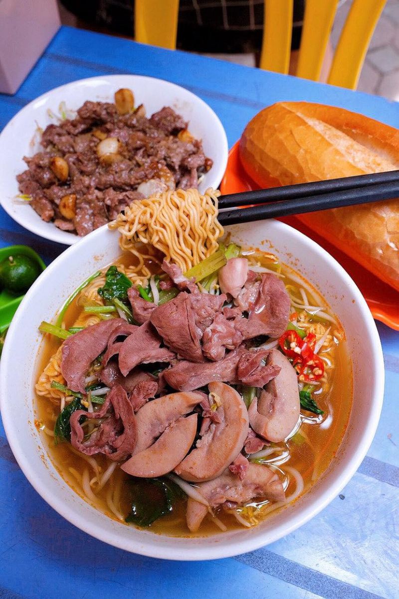 Nguyên Anh - Bánh Mì Sốt Vang, Mì Tim Bầu Dục Chua Cay