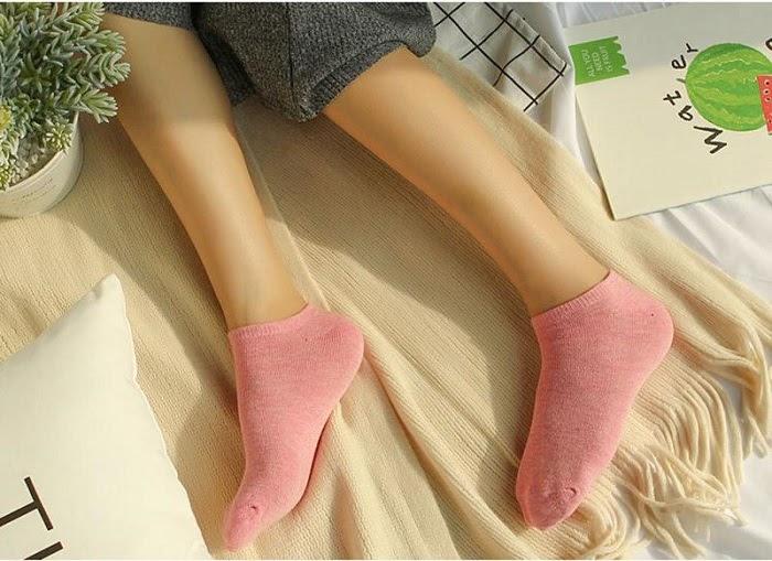 Người hay phải đi tất thường xuyên sẽ ảnh hưởng nhiều đến bàn chân