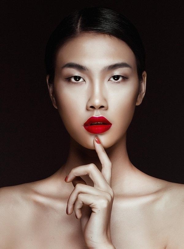 Với đôi mắt một mí và đôi môi gợi cảm, Nguyễn Oanh tạo nên nét mới lạ cho người xem.