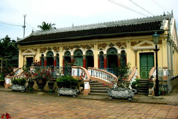gian nhà chính được chụp bên ngoài