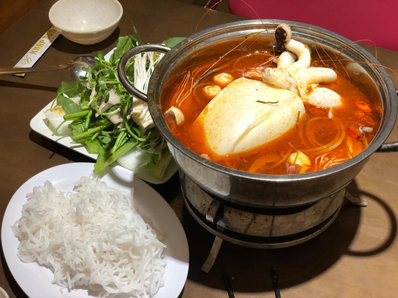 Lẩu mực khổng lồ là món đặc biệt của nhà hàng này
