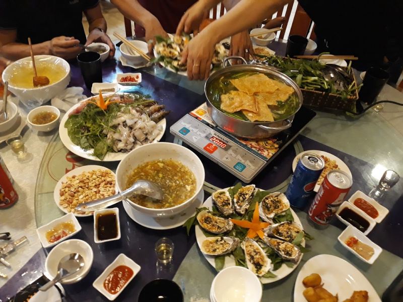 Nhà Hàng Phố Núi