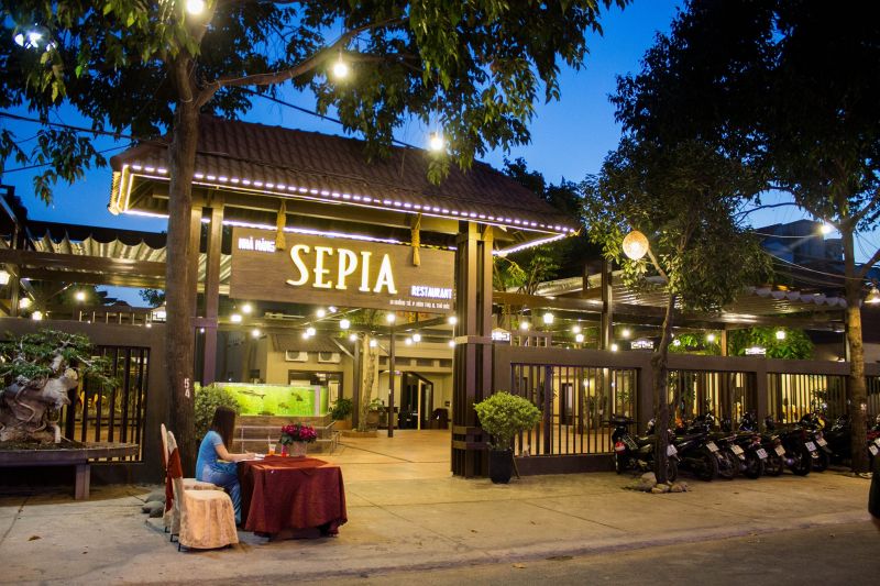 Nhà hàng Sepia trang trọng, bắt mắt ngay từ cổng vào