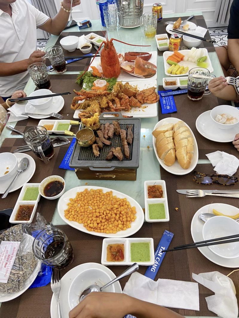 Nhà Hàng Tân Cảng