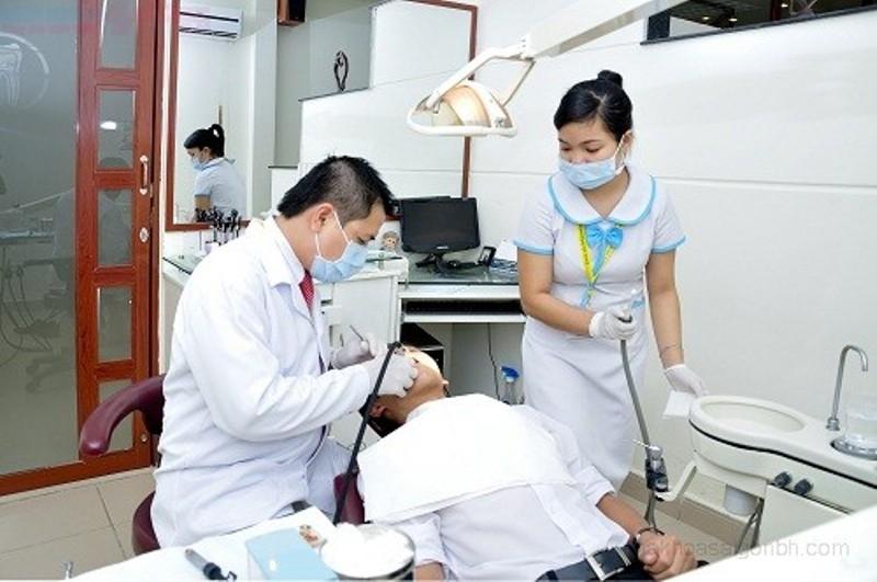 Điều trị cho bệnh nhân tại Dencos Luxury