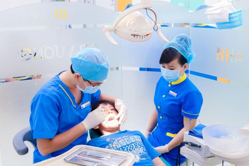 Hình ảnh Bác sĩ tại DR. VƯƠNG - NIỀNG RĂNG ĐẸP đang điều trị cho khách hàng