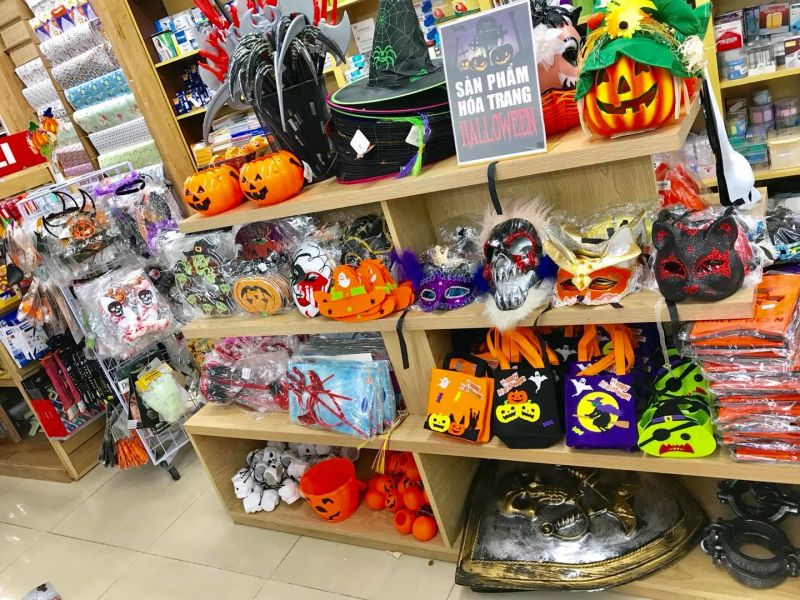 Không chỉ vậy, Nhà Sách Fahasa còn là nơi cung cấp những món đồ trang trí Halloween cực đẹp