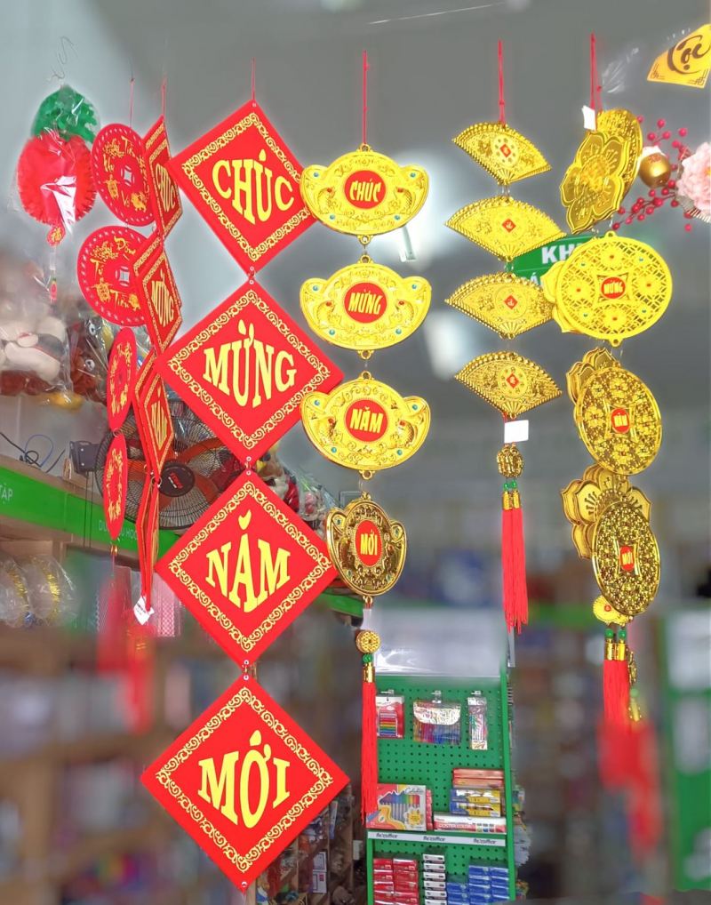 Trang trí tết cho cửa hàng với các phụ kiện treo