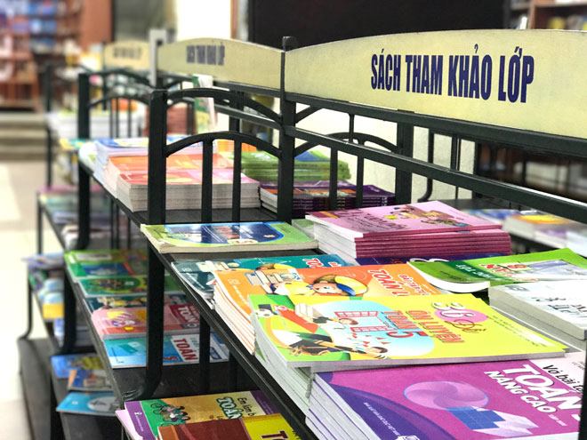 Nhà sách đã phân loại từng đầu mục giúp khách hàng dễ dàng tìm kiếm