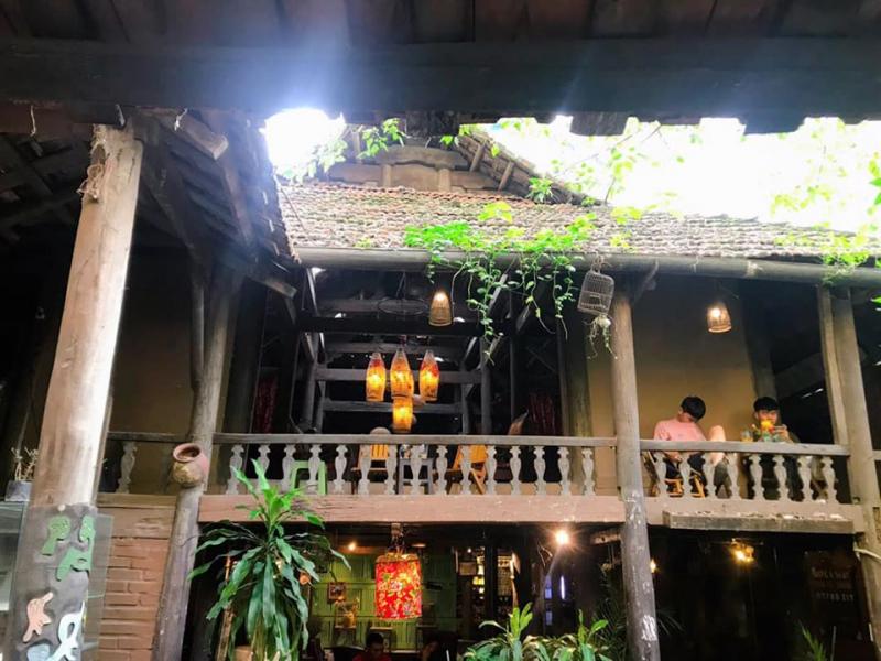 Nhà Sàn Art Café