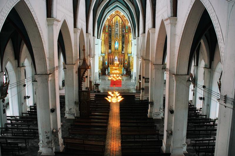 Bên trong Nhà thờ Sở Kiện