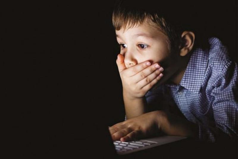 Hậu quả khôn lường nếu trẻ tiếp xúc quá sớm với những bộ phim nhạy cảm