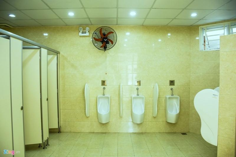 Bên trong nhà vệ sinh 5 sao miễn phí