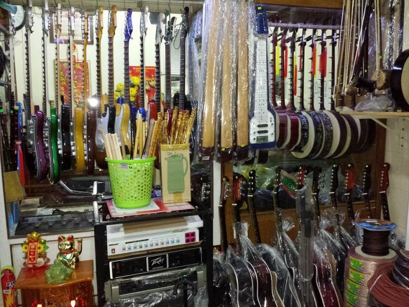 Một góc trưng bày sản phầm tại nhạc cụ Phúc Lộc