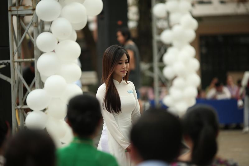 Hương Tràm trong MV Nhắn gửi thanh xuân