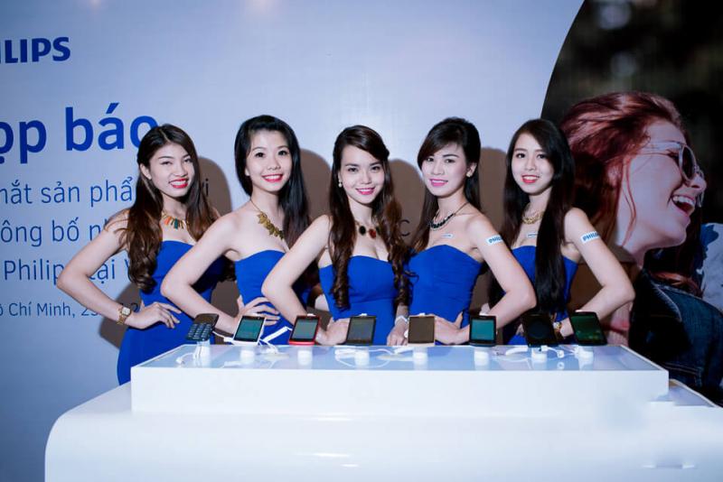 Nhân viên giới thiệu sản phẩm