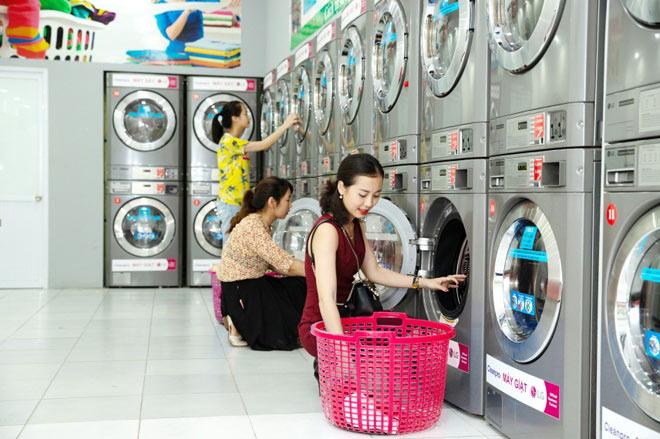 Nhân viên tiệm giặt