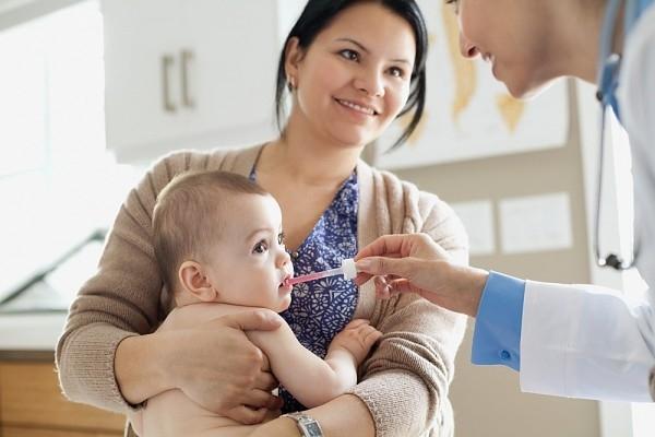 Khi có các dấu hiệu khác thường, cần cho trẻ đi gặp bác sĩ kịp thờ