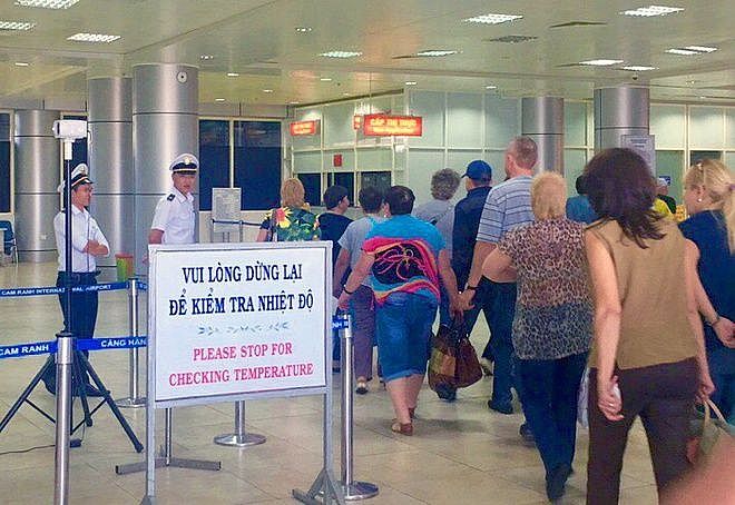 Nhiều chủ trương, chính sách được ban hành khẩn cấp, kịp thời hợp lòng dân như: Cho học sinh, sinh viên nghỉ học, thành lập nhiều bệnh viện dã chiến trên toàn quốc, cách ly 14 ngày với tất cả những người từ vùng dịch nhập cảnh vào Việt Nam...