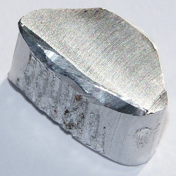 Một khối nhôm nguyên chất