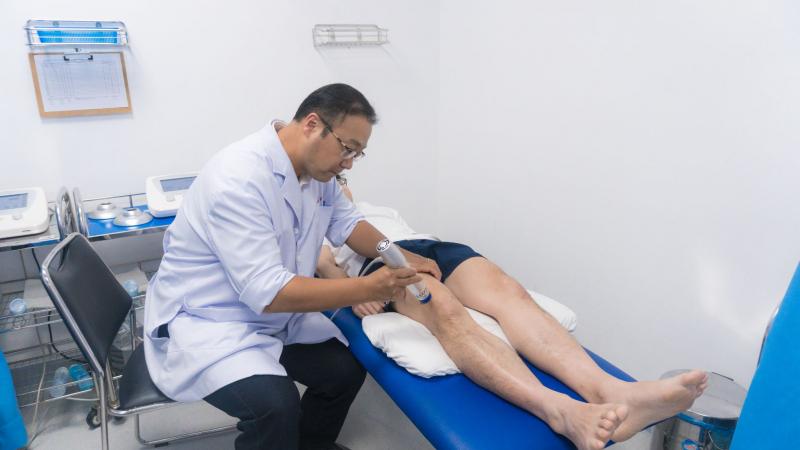Bác sĩ sử dụng thiết bị trị liệu hiện đại kích thích sâu các mô trong khớp xương, tái tạo phần sụn khớp gối, giúp giảm đau nhanh chóng