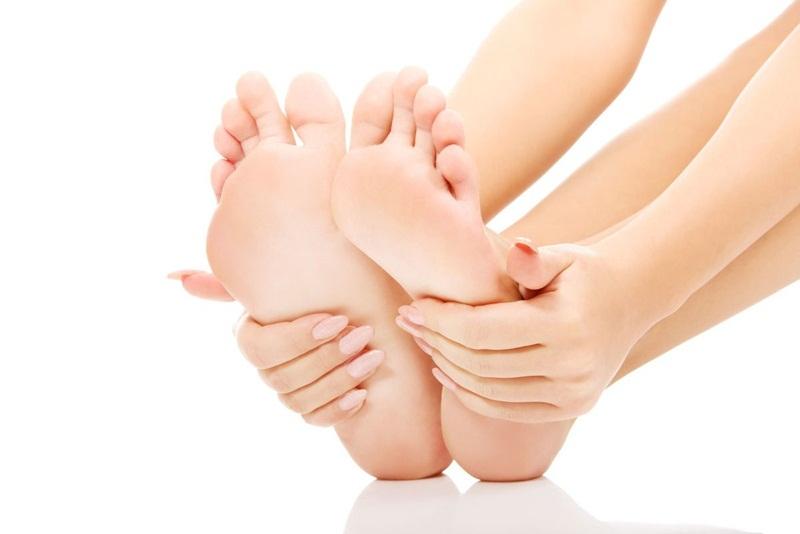 Để chân thoáng mát để phòng ngừa bệnh nấm kẽ chân