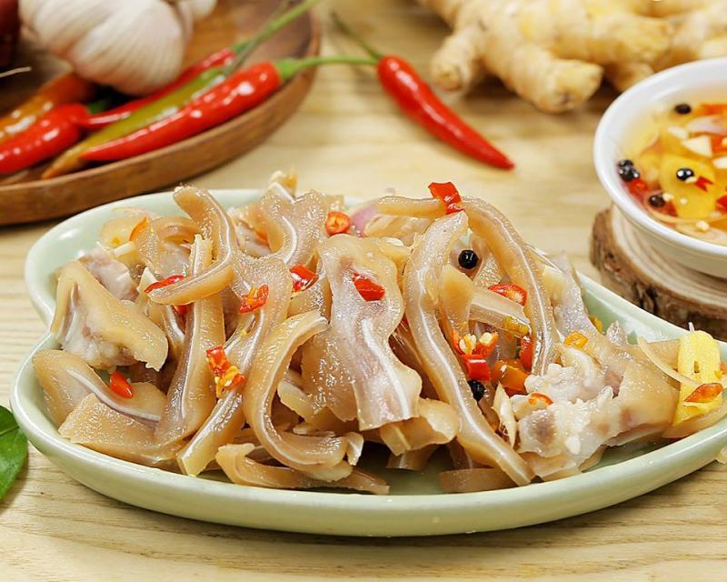 Tai heo chua ngọt là mồi nhậu hấp dẫn ngày Tết