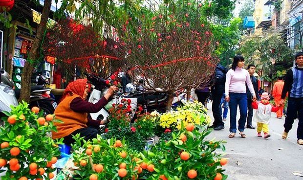 Phiên chợ được họp ngay trên phố, mọi người thoải mái mua bán và trao đổi rất rôm rả.