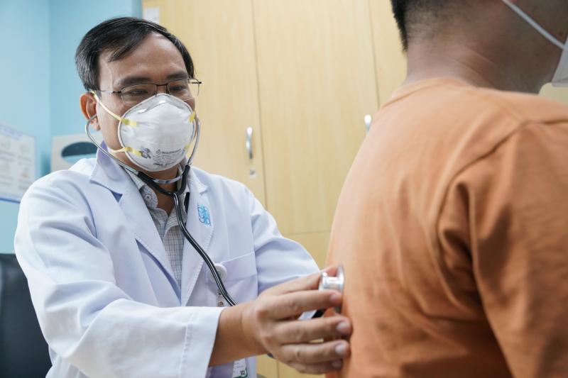 Nếu có triệu chứng hụt hơi kéo dài hãy đến với bác sĩ để được khám và khắc phục